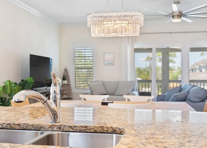 Pool, Club, Spacious 2bd, Sleeps 8 Holiday home Pensacola