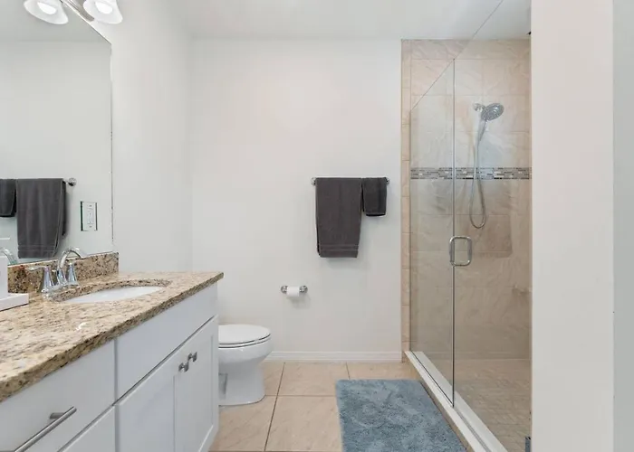 Pool, Club, Spacious 2bd, Sleeps 8 Holiday home