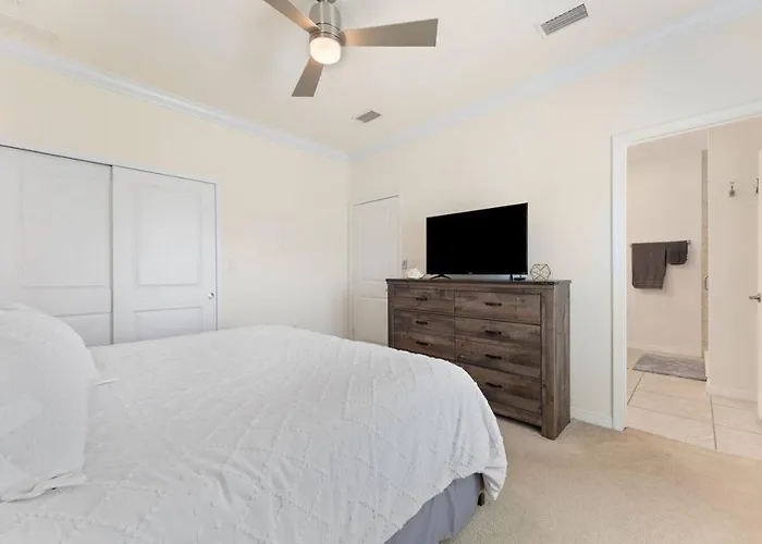 Pool, Club, Spacious 2bd, Sleeps 8 Holiday home Pensacola