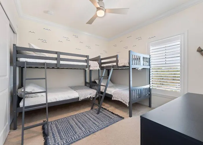 Pool, Club, Spacious 2bd, Sleeps 8 Holiday home Pensacola