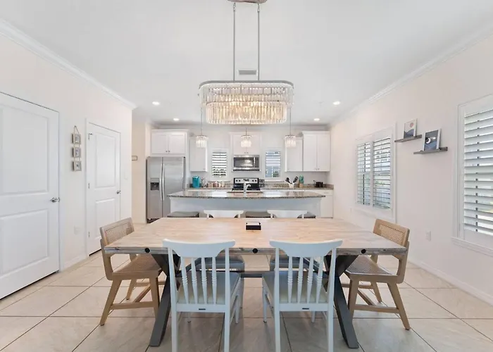 Pool, Club, Spacious 2bd, Sleeps 8 Pensacola