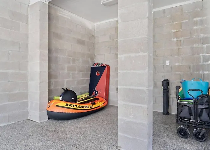 Pool, Club, Spacious 2bd, Sleeps 8