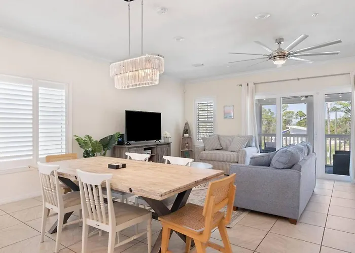 Pool, Club, Spacious 2bd, Sleeps 8 Holiday home Pensacola