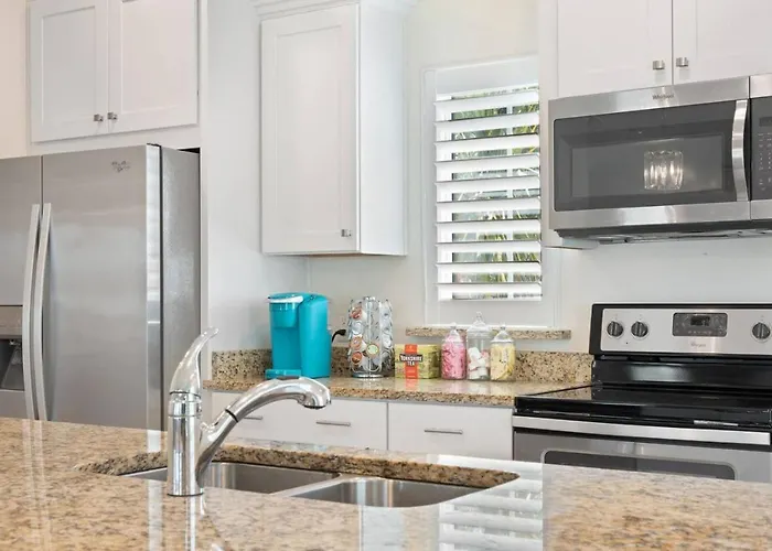 Pool, Club, Spacious 2bd, Sleeps 8 Pensacola